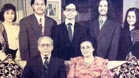 J.B. Sumarlin berfoto bersama keluarga tahun 1972. Foto dari dokumentasi pribadi.