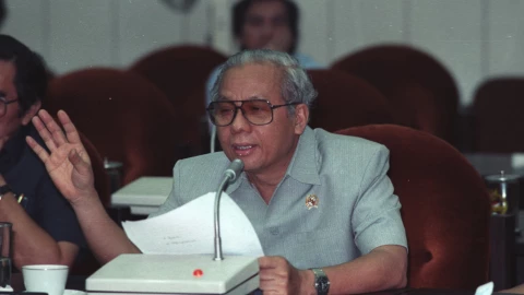 Menteri Keuangan J.B. Sumarlin, dalam rapat kerja dengan komisi RAPBN DPR di Gedung MPR DPR RI, 1990. Foto oleh TEMPO, Ronald Agusta.